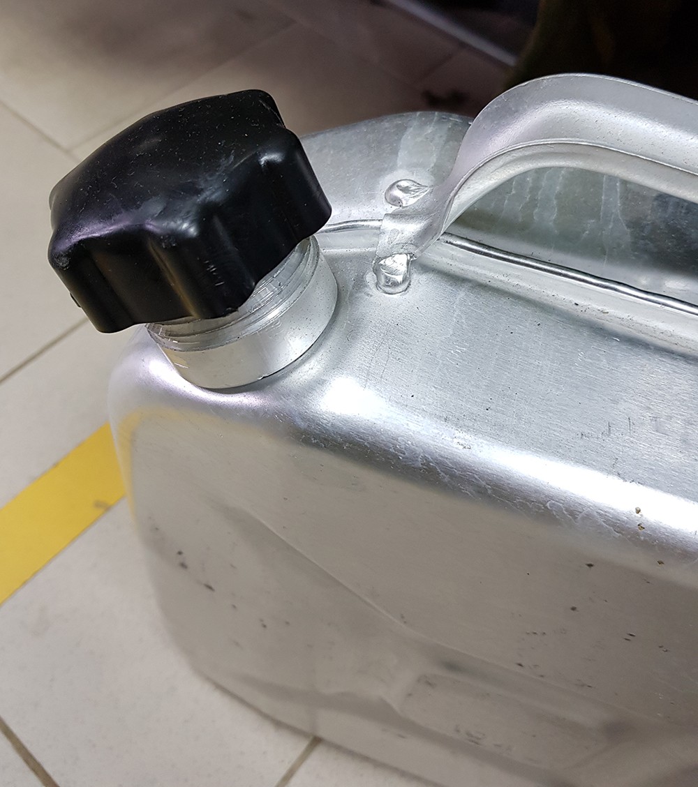 Канистра алюминиевая 10 л серебристого цвета